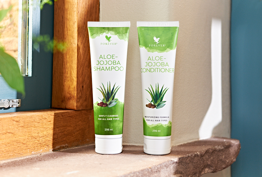 Aloe-Jojoba Shampoo & Conditioner med luksuriøs formel, der gør håret blødt, glansfuldt og nemt at sætte. 